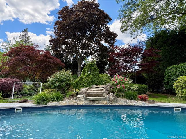 946 Manor Lane, Bay Shore, NY 11706