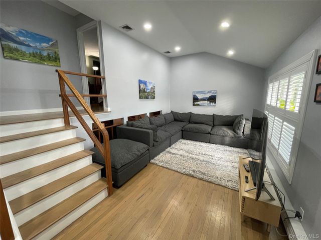 946 Manor Lane, Bay Shore, NY 11706