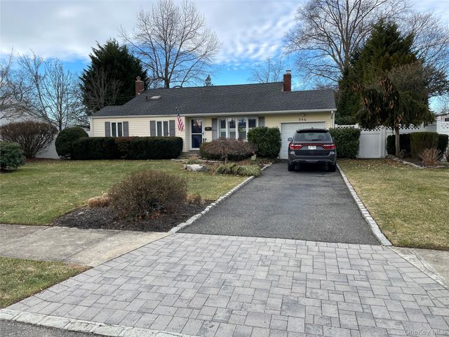 946 Manor Lane, Bay Shore, NY 11706