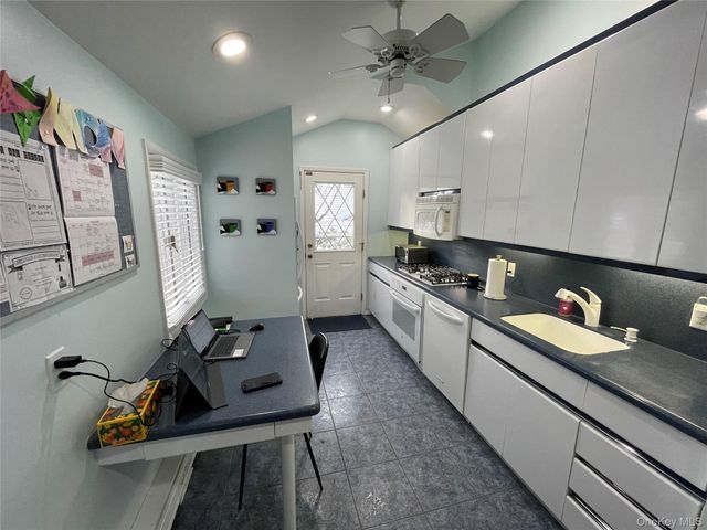 946 Manor Lane, Bay Shore, NY 11706