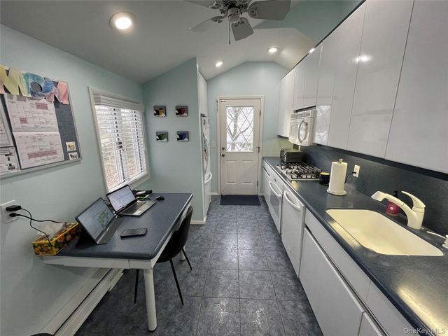 946 Manor Lane, Bay Shore, NY 11706