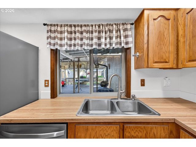 16033 Se RICKSHIRE Ln, Milwaukie, OR 97267