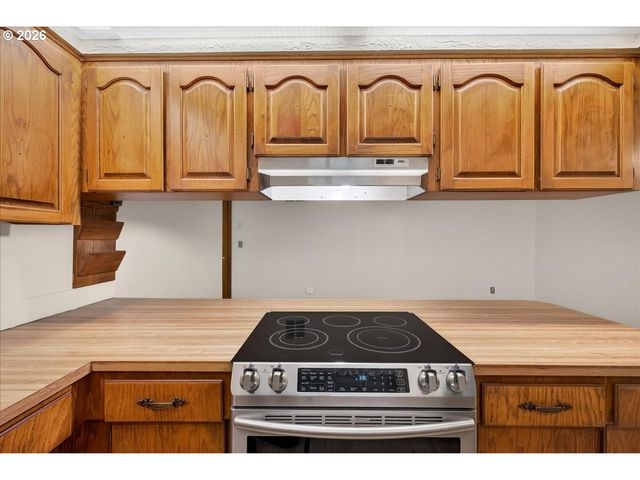 16033 Se RICKSHIRE Ln, Milwaukie, OR 97267