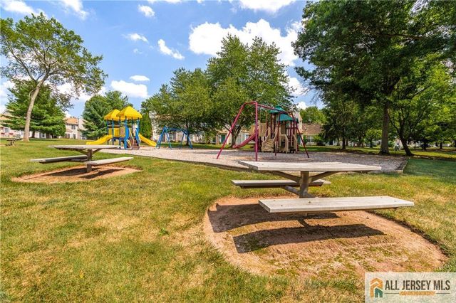 130 Winchester Way, Franklin, NJ 08873