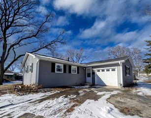 7664 Willow Avenue, Woodridge, IL 60517