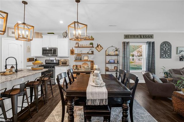 1402 Hunting Hawk Lane, Kernersville, NC 27284