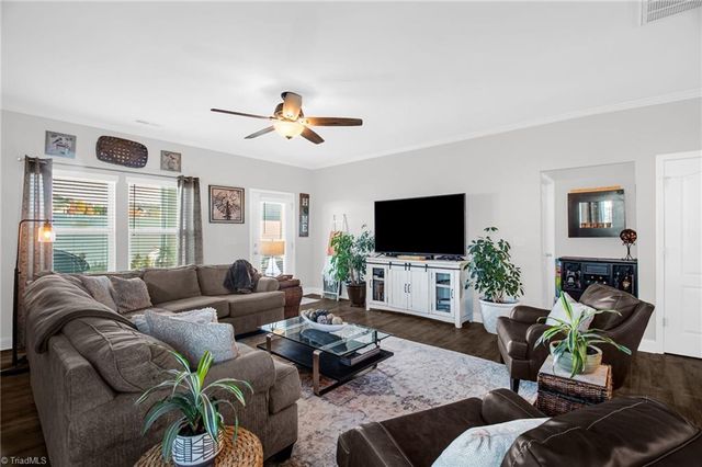 1402 Hunting Hawk Lane, Kernersville, NC 27284