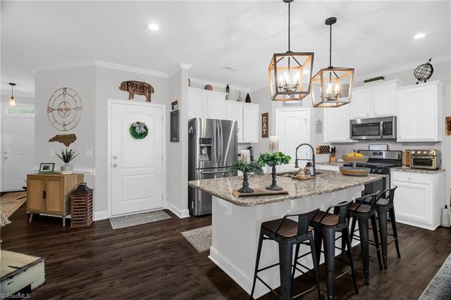 1402 Hunting Hawk Lane, Kernersville, NC 27284