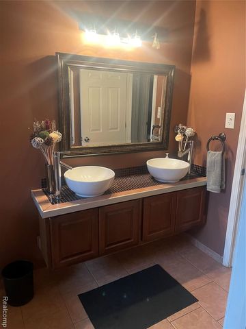 29561 Fairfax Street, Southfield, MI 48076