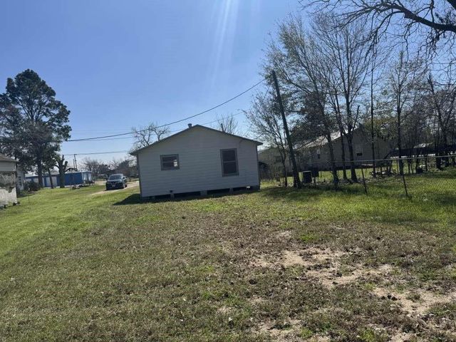 805 E Calhoun Street, El Campo, TX 77437