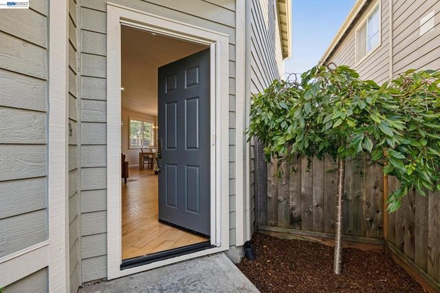 12 Britt Ct, Alameda, CA 94502