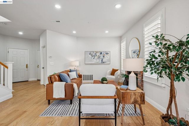 12 Britt Ct, Alameda, CA 94502