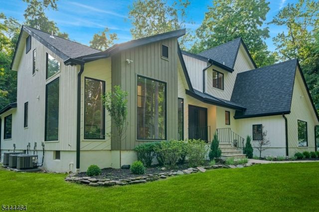 160 Beacon St, Haworth Boro, NJ 07641