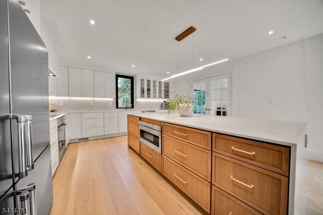 160 Beacon St, Haworth Boro, NJ 07641