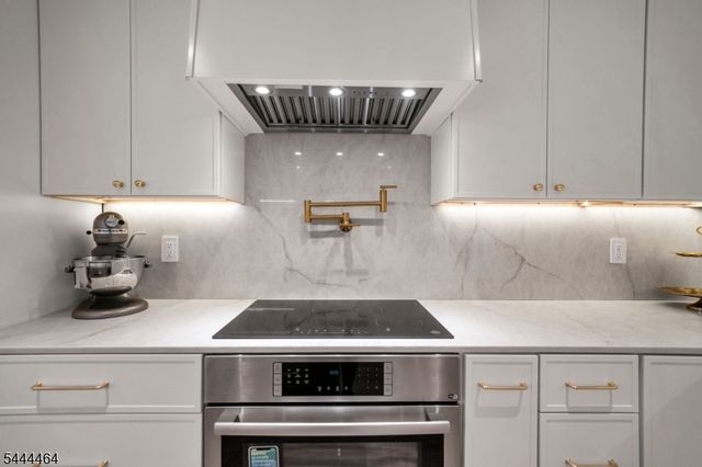 160 Beacon St, Haworth Boro, NJ 07641