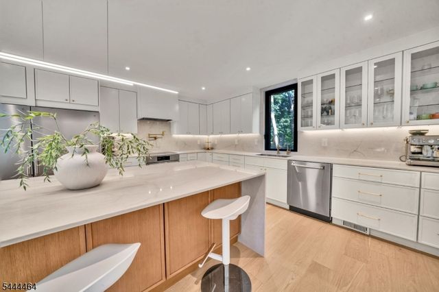 160 Beacon St, Haworth Boro, NJ 07641