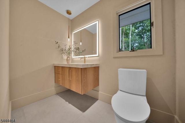 160 Beacon St, Haworth Boro, NJ 07641