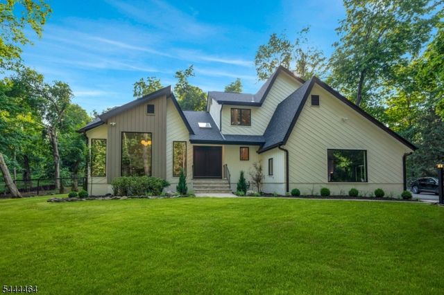 160 Beacon St, Haworth Boro, NJ 07641