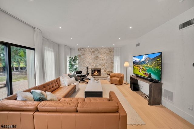 160 Beacon St, Haworth Boro, NJ 07641