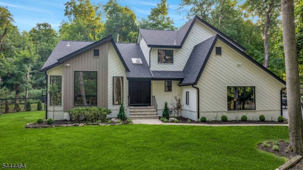 160 Beacon St, Haworth Boro, NJ 07641