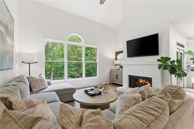 5950 Waterford Place, Suwanee, GA 30024