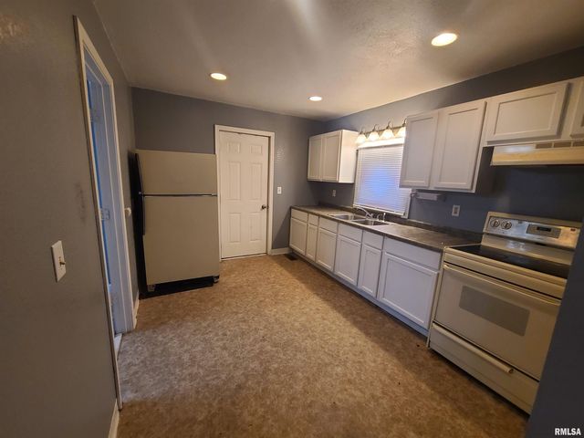 171 N 3RD Street, Canton, IL 61520