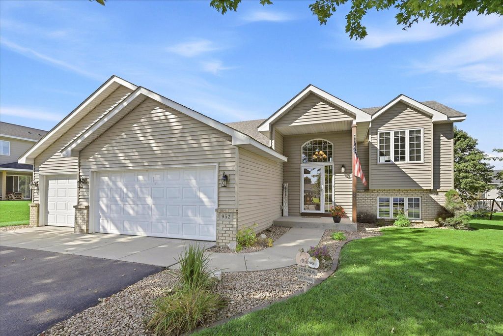 952 S Chestnut Street, Belle Plaine, MN 56011 — exterior