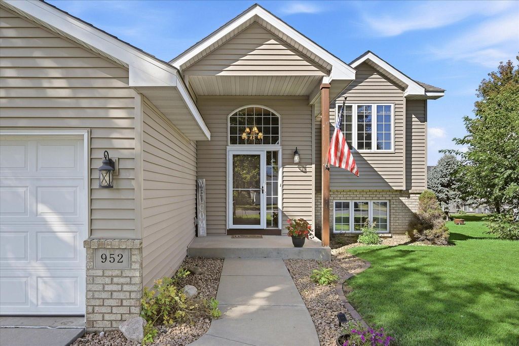 952 S Chestnut Street, Belle Plaine, MN 56011 — photo 2