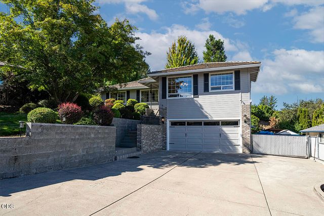 171 Shaniko Court, Medford, OR 97504