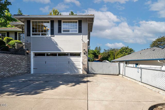 171 Shaniko Court, Medford, OR 97504