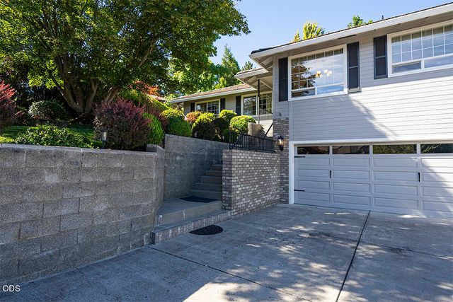 171 Shaniko Court, Medford, OR 97504