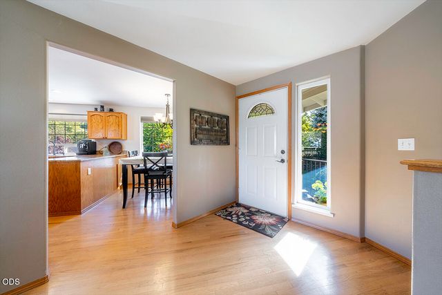 171 Shaniko Court, Medford, OR 97504