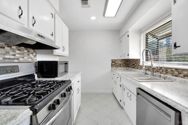 2275 E Lemmon Way, Hanford, CA 93230