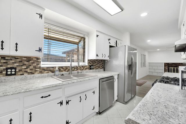 2275 E Lemmon Way, Hanford, CA 93230