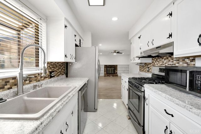 2275 E Lemmon Way, Hanford, CA 93230