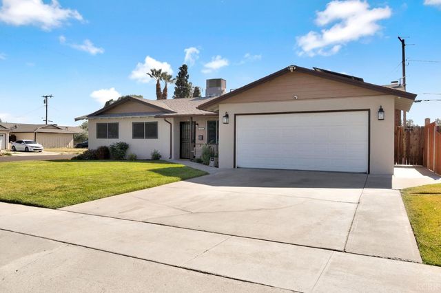 2275 E Lemmon Way, Hanford, CA 93230