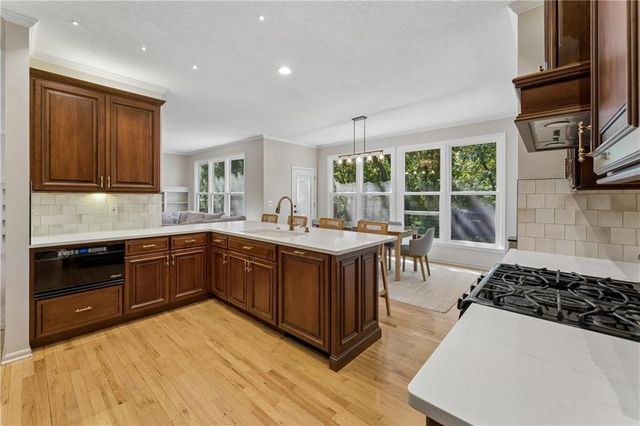 8221 W 152nd Terrace, Overland Park, KS 66223