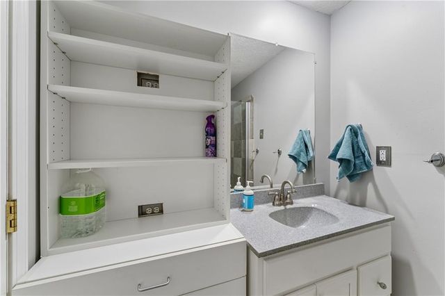 8221 W 152nd Terrace, Overland Park, KS 66223