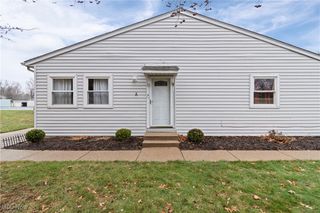 2542 Royal County Down A, Uniontown, OH 44685