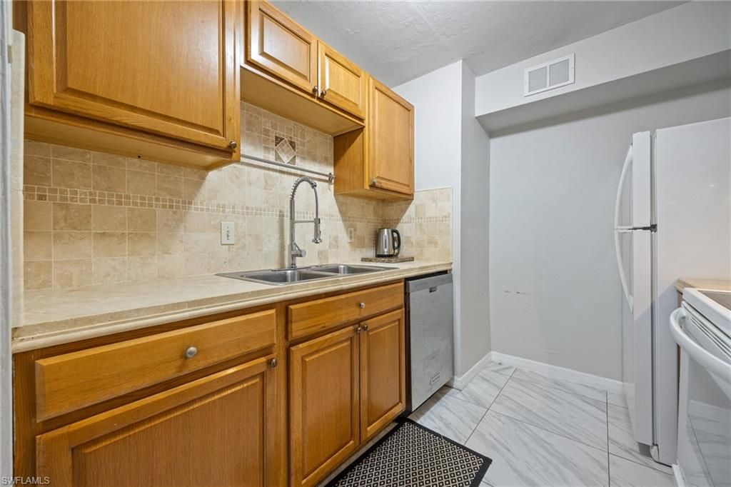 2828 Jackson ST B3, FORT MYERS, FL 33901 — photo 4