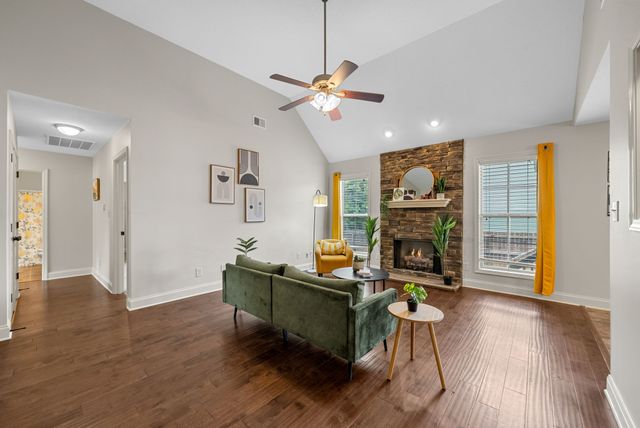 1102 Meachem Dr, Clarksville, TN 37042