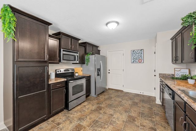 1102 Meachem Dr, Clarksville, TN 37042