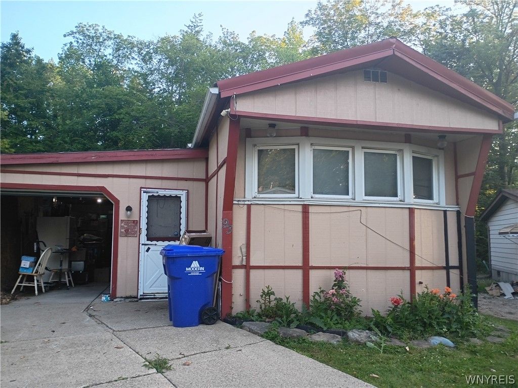 93 Waterview Parkway, Hamburg, NY 14075