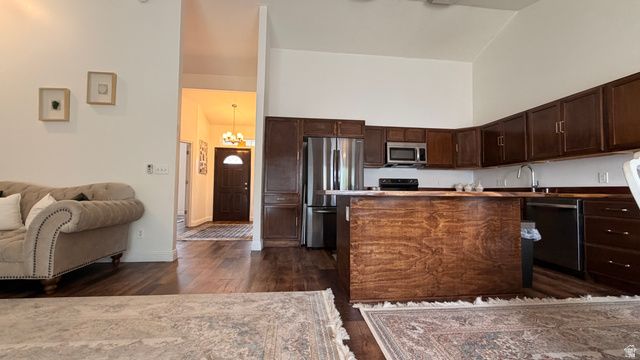 1528 E BUTTERCUP DR, Sandy, UT 84092