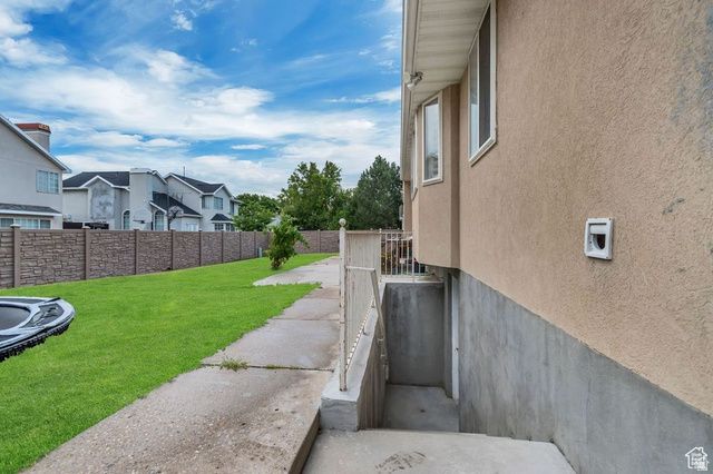 1528 E BUTTERCUP DR, Sandy, UT 84092