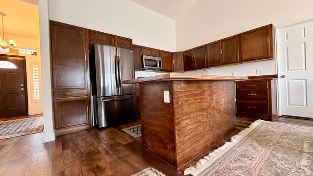 1528 E BUTTERCUP DR, Sandy, UT 84092