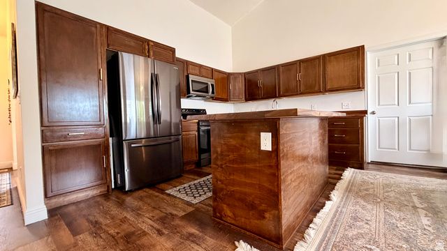 1528 E BUTTERCUP DR, Sandy, UT 84092