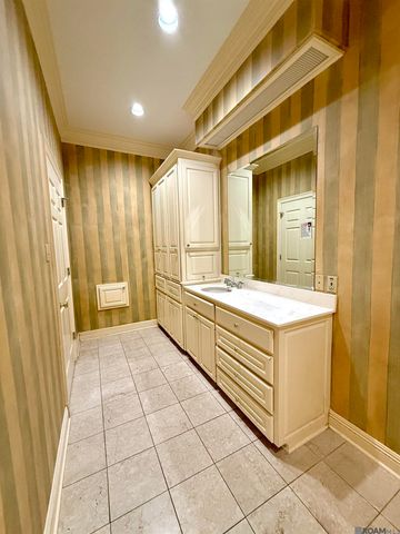 1831 Old Plantation Ln, Baton Rouge, LA 70806