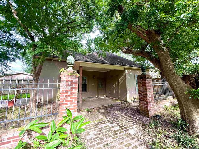 1831 Old Plantation Ln, Baton Rouge, LA 70806