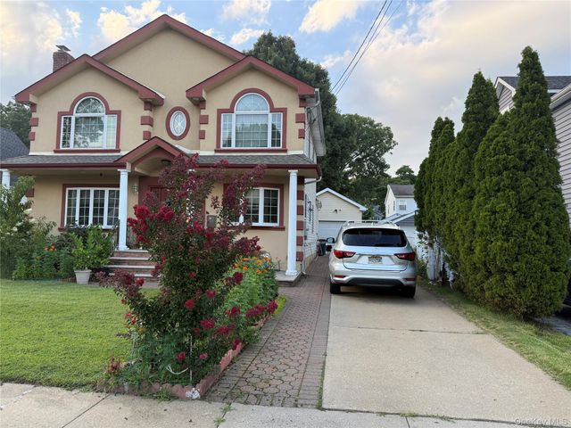 43 Baxter Avenue, New Hyde Park, NY 11040